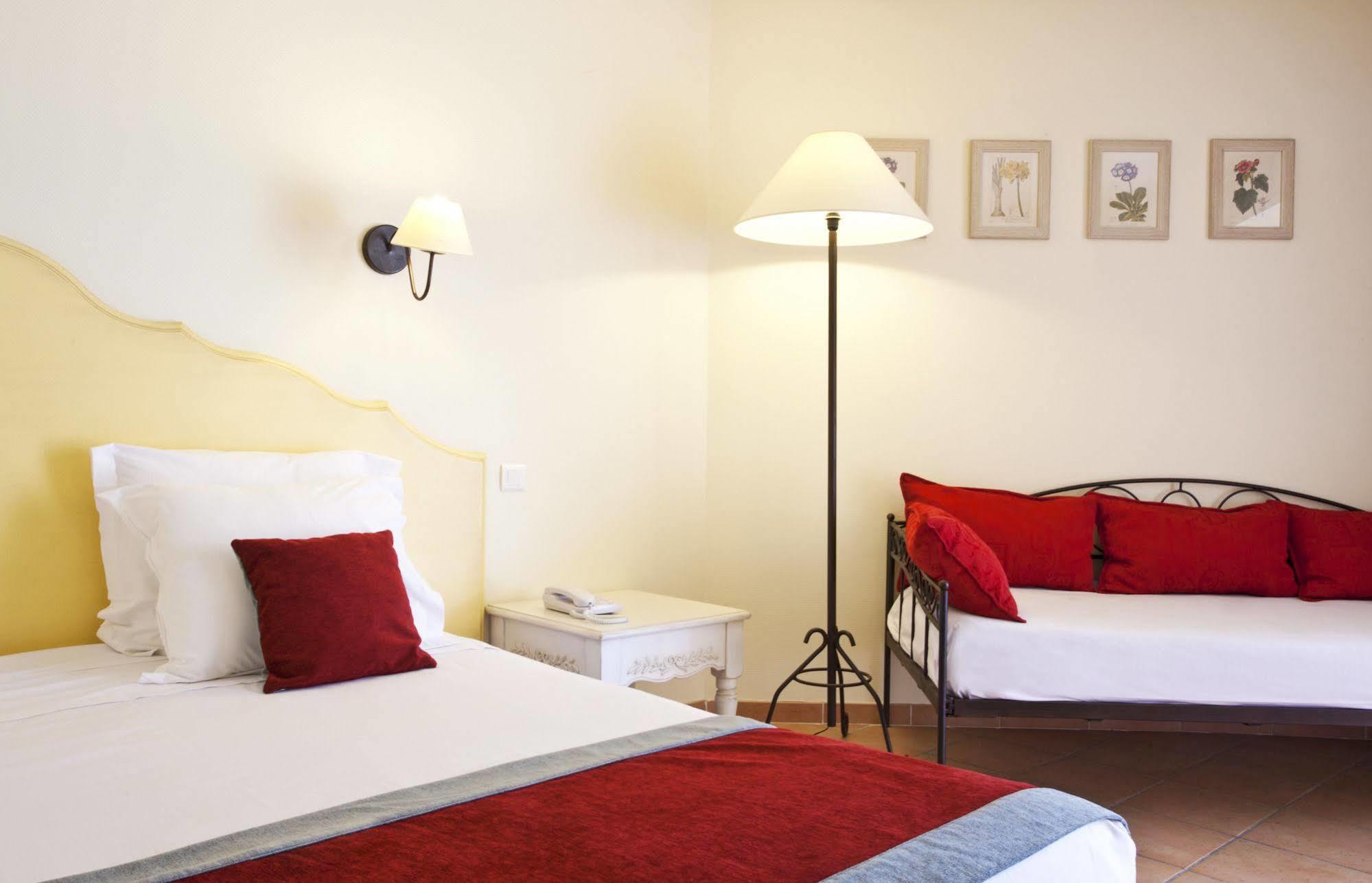 Golden Tulip Avignon Le Paradou Esterno foto